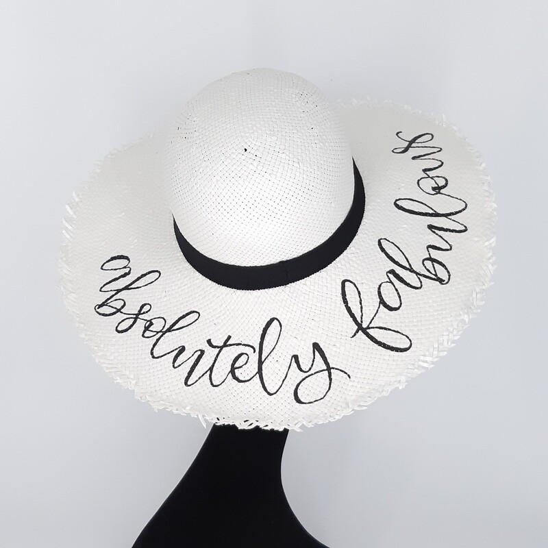 Zomerhoed met quote en gerafelde rand - wit