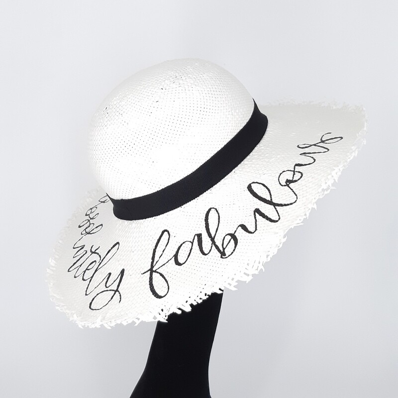 Zomerhoed met quote en gerafelde rand - wit