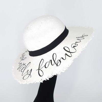 Zomerhoed met quote en gerafelde rand - wit