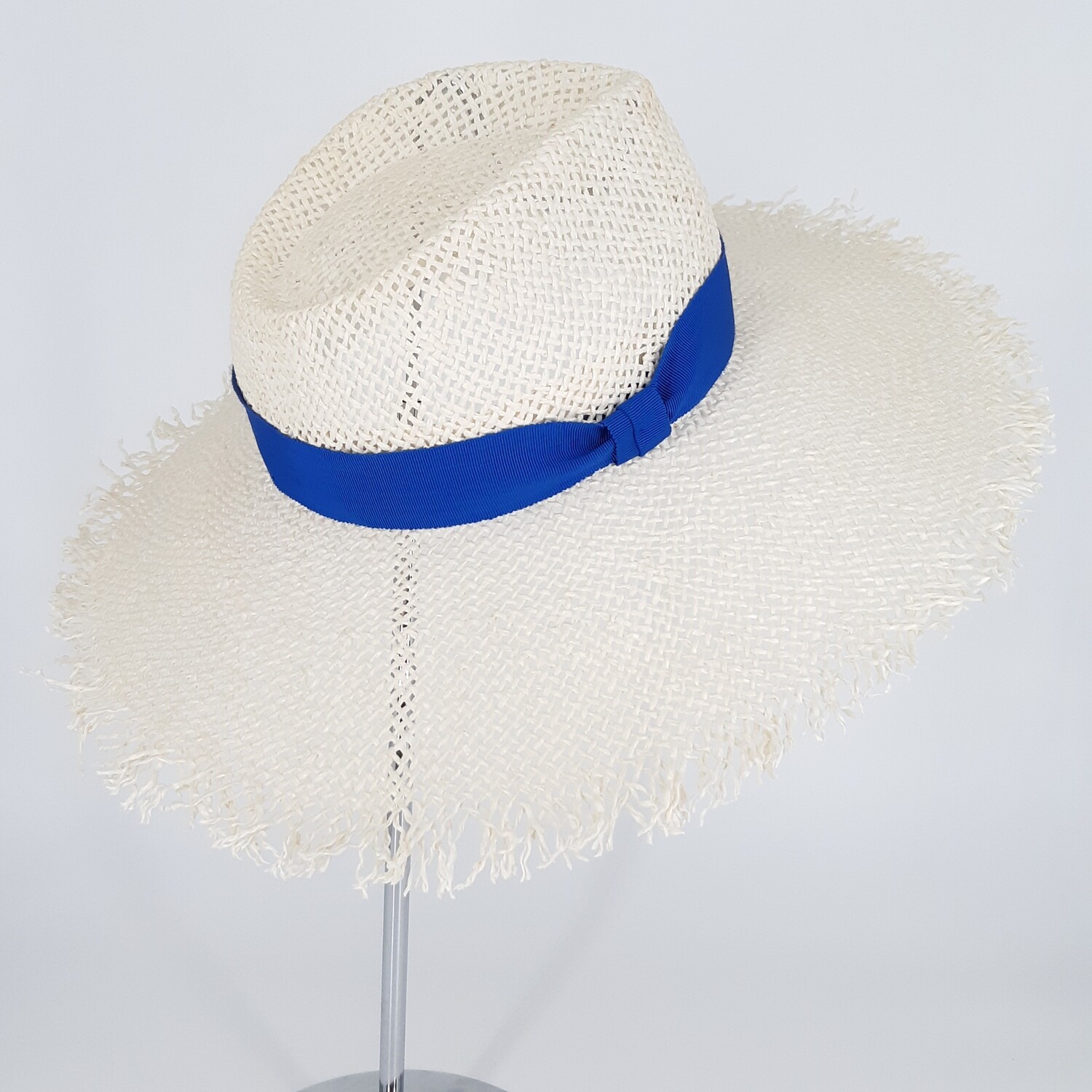 Faubourg zomer hoed met brede gerafelde rand - wit papyrus & koningsblauw lint