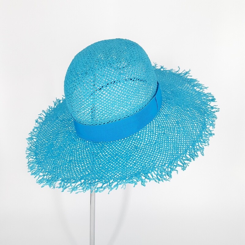 Klassieke zomer hoed met bolle kroon en brede gerafelde rand in papyrus - turkoois