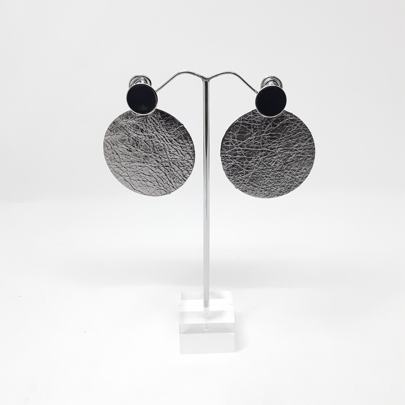 Oorbellen in zilver lakleder met zwarte rand en  zilveren stekers - L: 6cm