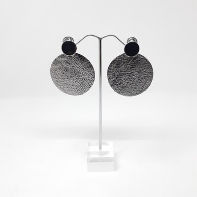 Oorbellen in zilver lakleder met zwarte rand en  zilveren stekers - L: 6cm