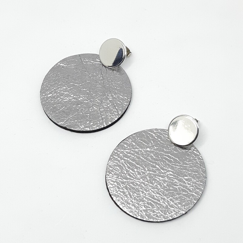 Oorbellen in zilver lakleder met zwarte rand en  zilveren stekers - L: 6cm