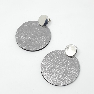 Oorbellen in zilver lakleder met zwarte rand en  zilveren stekers - L: 6cm