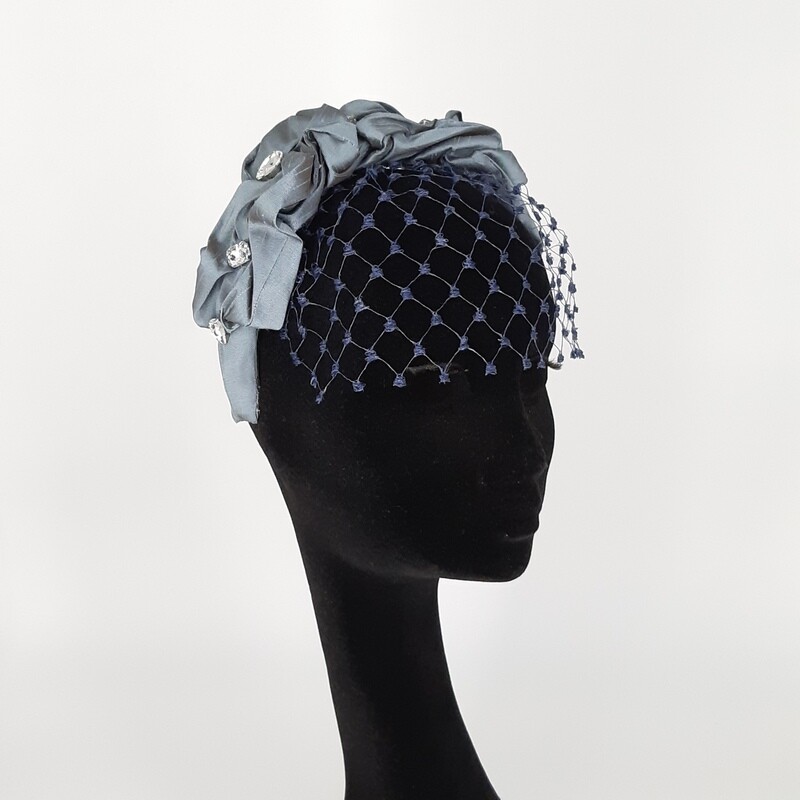 Diadeem van ijs blauw ruffled satijn met Swarovski kristallen en voilette