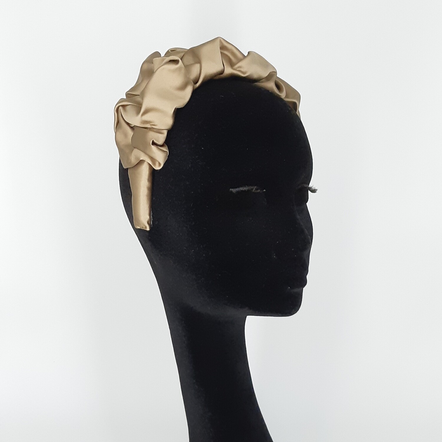 Diadeem met taupe ruffled satijn.