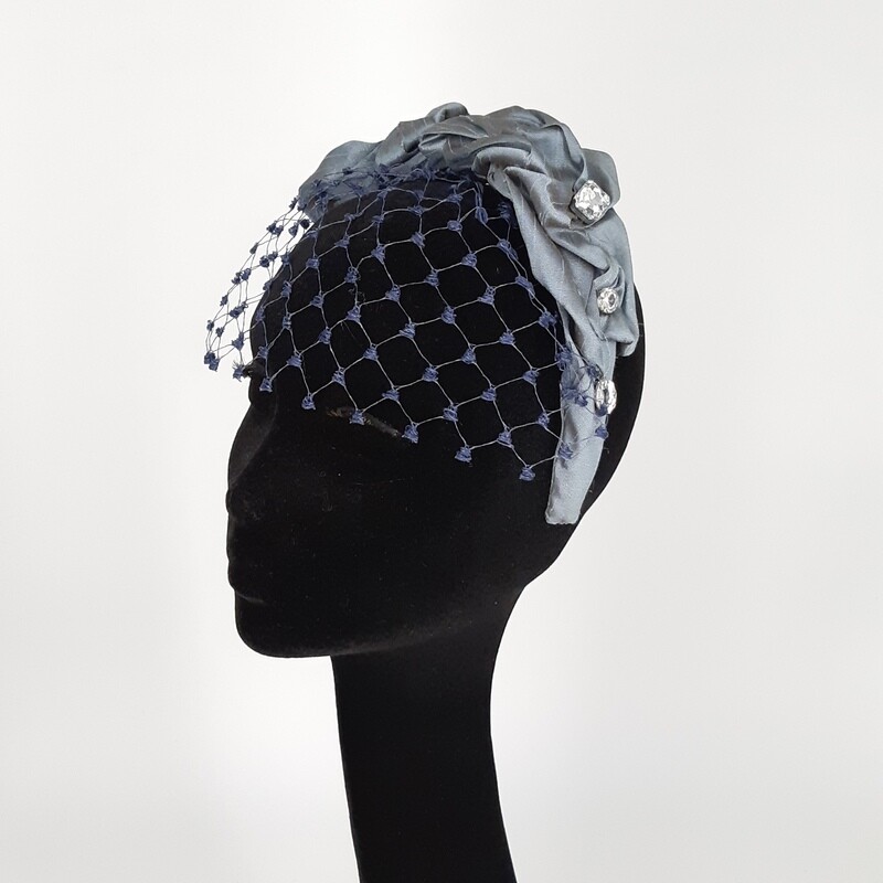 Diadeem van ijs blauw ruffled satijn met Swarovski kristallen en voilette