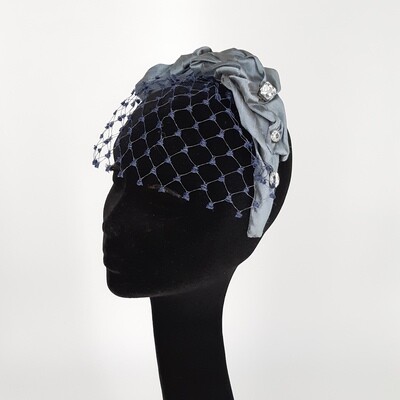 Diadeem van ijs blauw ruffled satijn met Swarovski kristallen en voilette