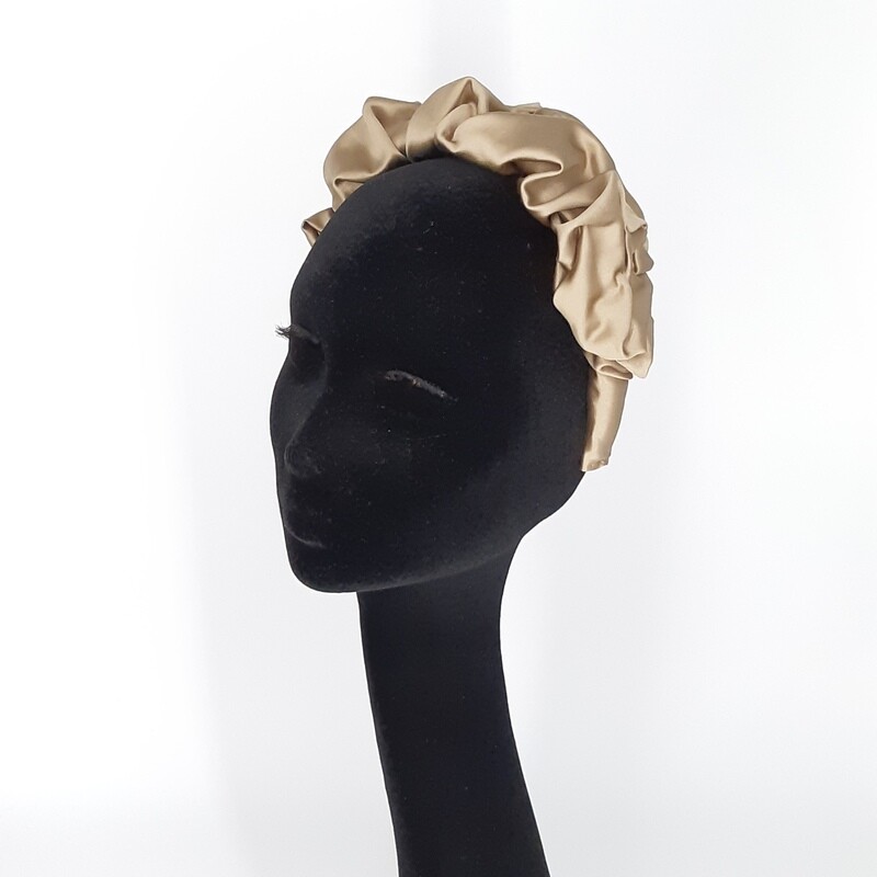 Diadeem met taupe ruffled satijn.
