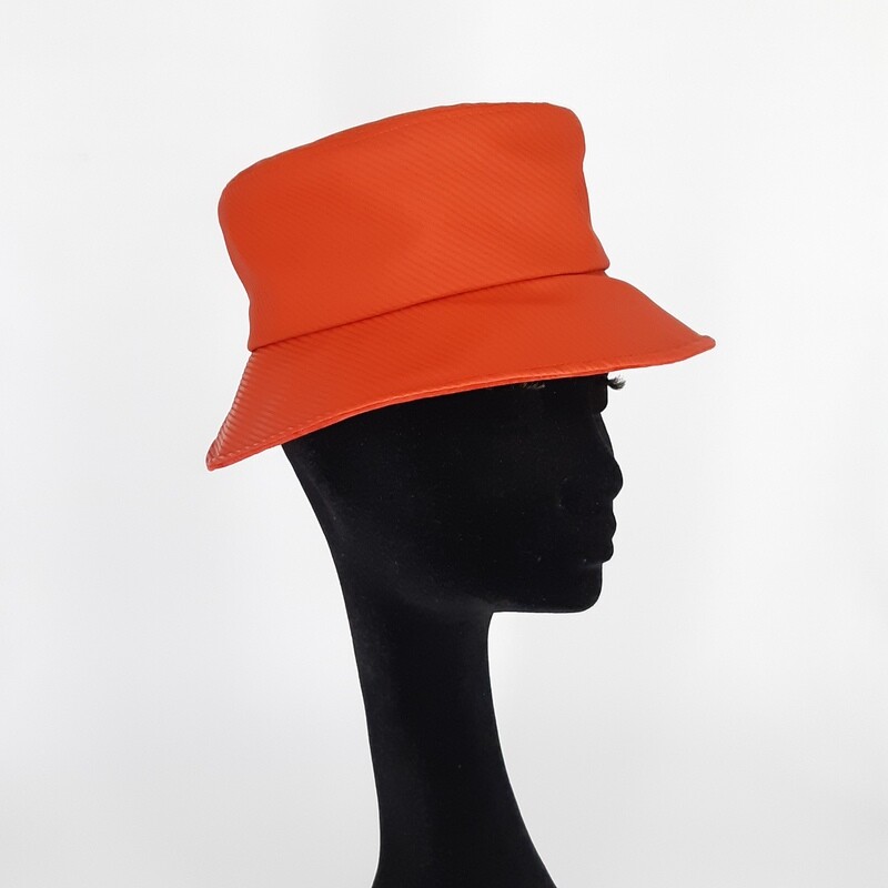 Regenhoed in rood met ribbel en zijden voering Regenhoed in rood met ribbel en zijden voering