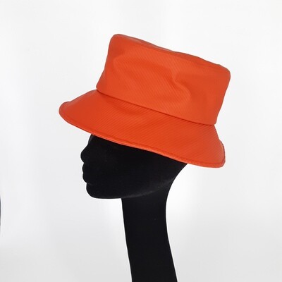Regenhoed in rood met ribbel en zijden voering