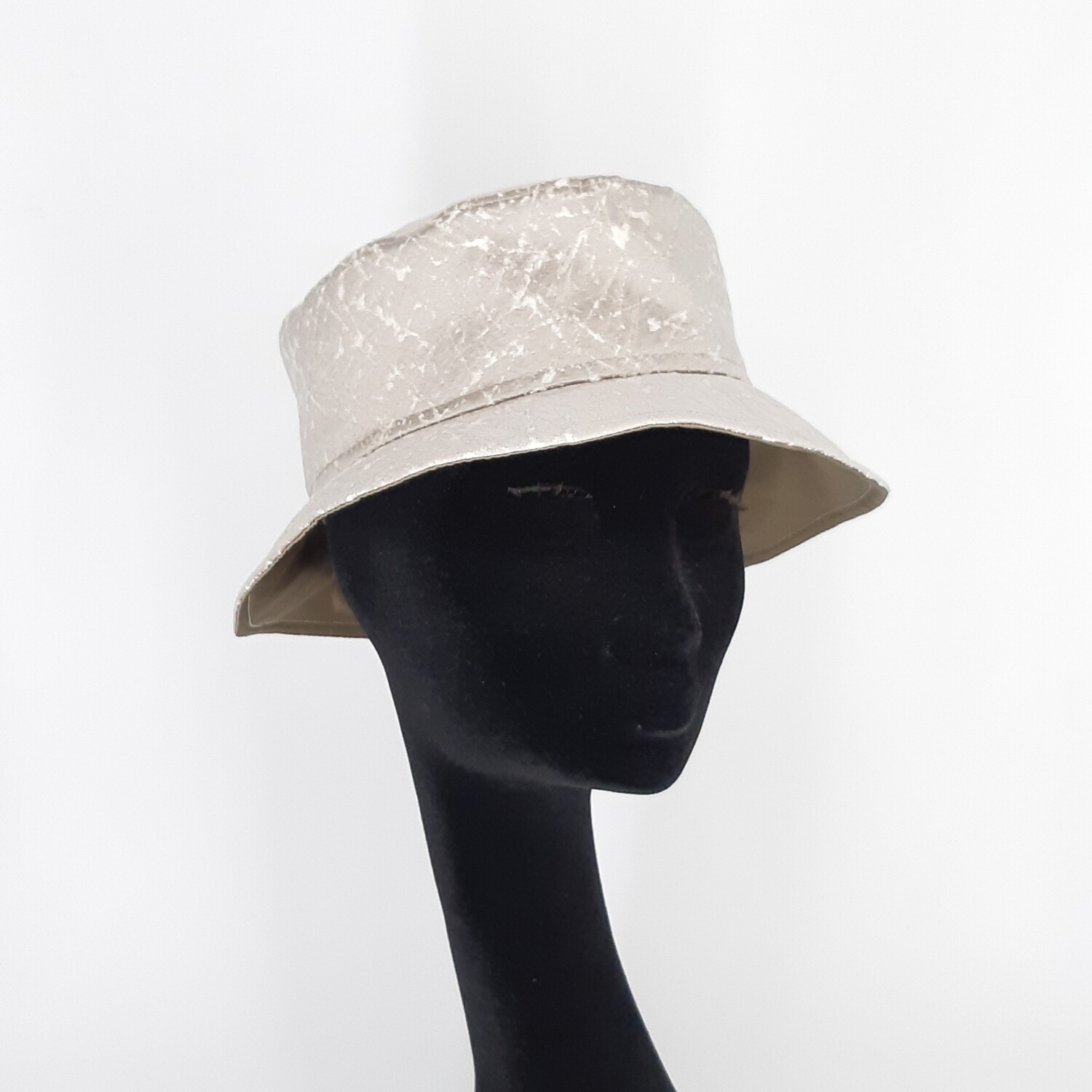 Bucket hoed in beige satijn met kriskras design