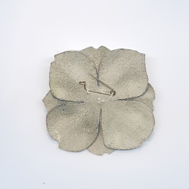 Leder broche - platte bloem - ecru met strass center