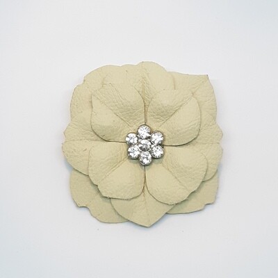 Leder broche - platte bloem - ecru met strass center