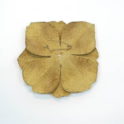 Leder broche - platte bloem - geel