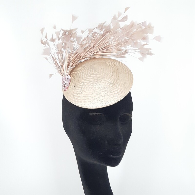 Buntal fascinator in zacht rose met fijne veren
