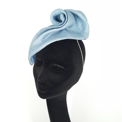 Hel blauw cocktailhoedje - free form