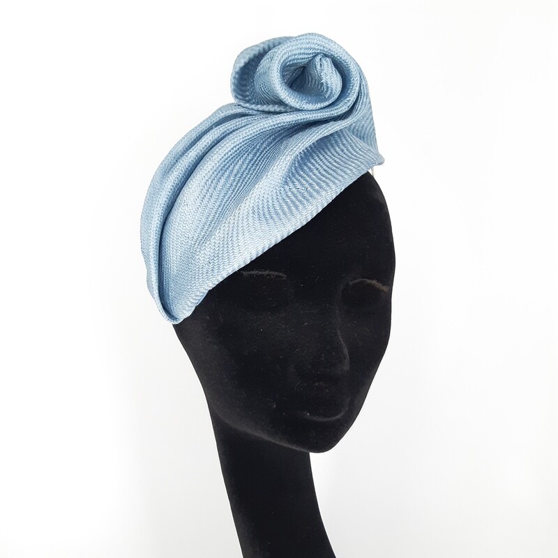 Hel blauw cocktailhoedje - free form