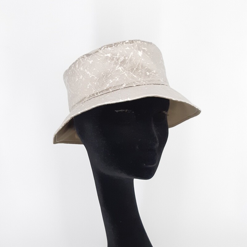 Bucket hoed in beige satijn met kriskras tekening