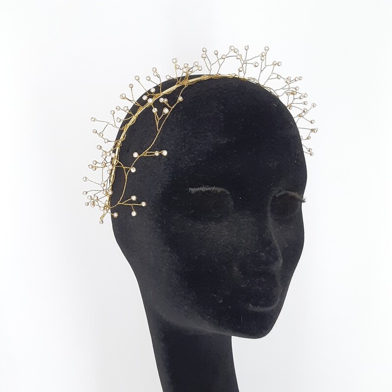 Goudkleurige diadeem met fijne parels op gouddraad