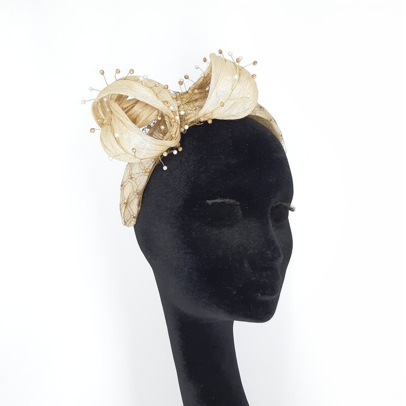Diadeem met abacca silk en fijne parels op gouddraad