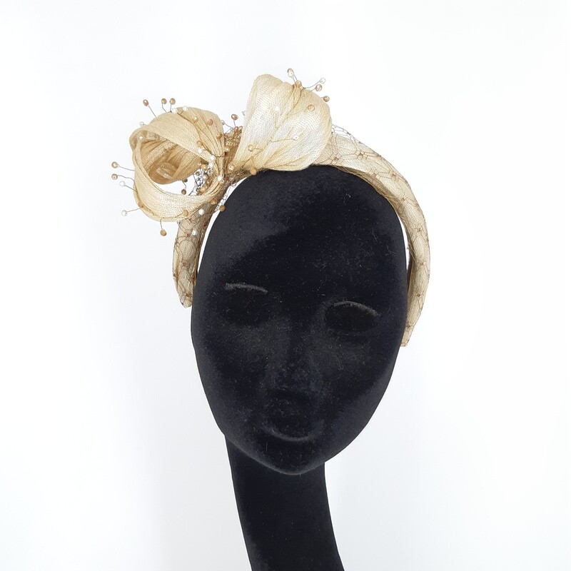 Diadeem met abacca silk en fijne parels op gouddraad