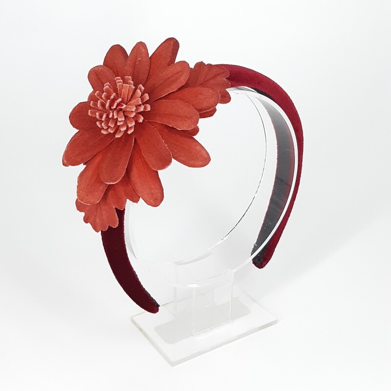 Rode velours diadeem met rode leder bloem Rode velours diadeem met rode leder bloem