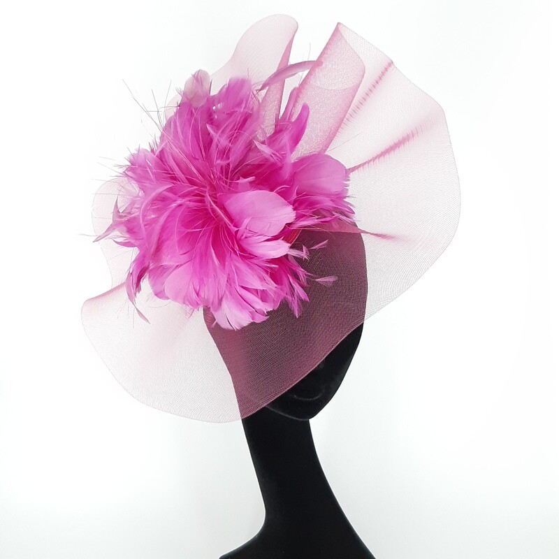 Fascinator in fuchsia crinoline en fuchsia  veren