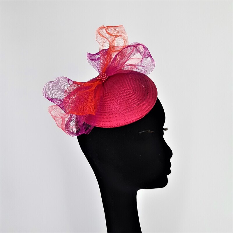 Buntal pillbox hoedje met grote strik in crinoline