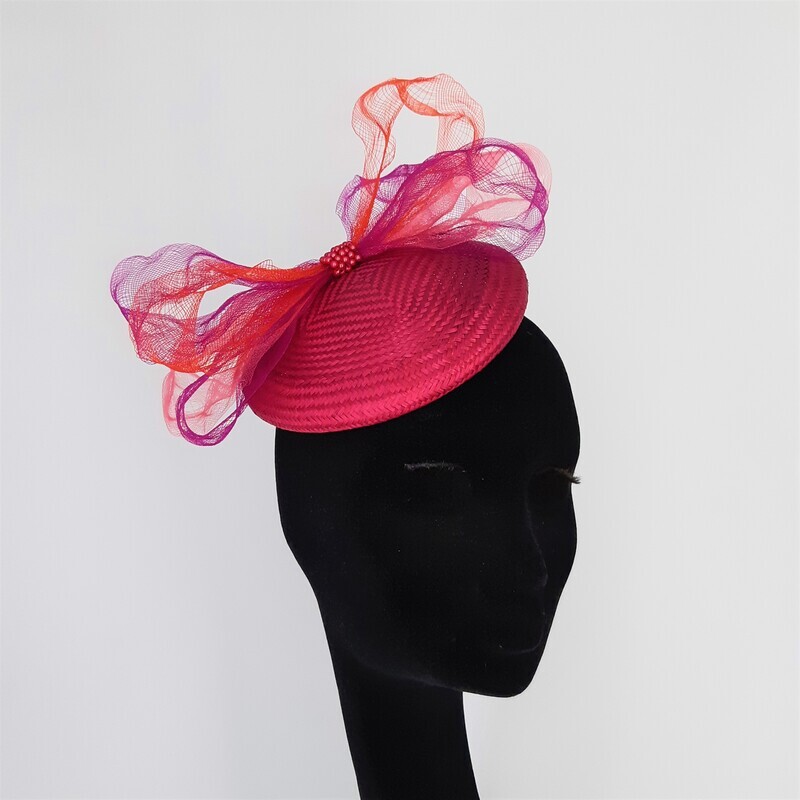 Buntal pillbox hoedje met grote strik in crinoline