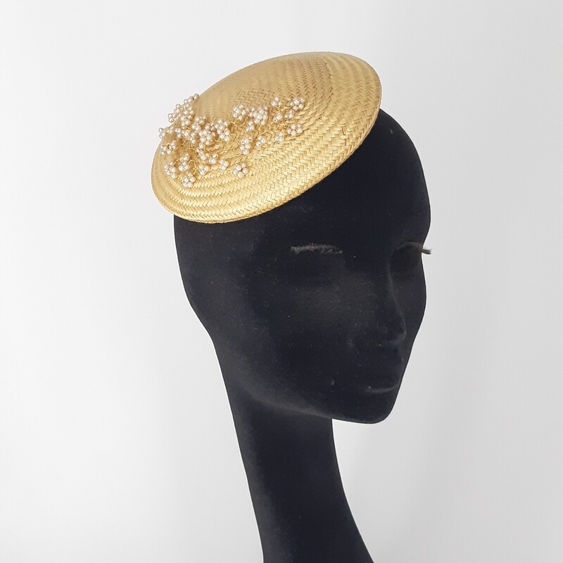 Buntal fascinator met parels