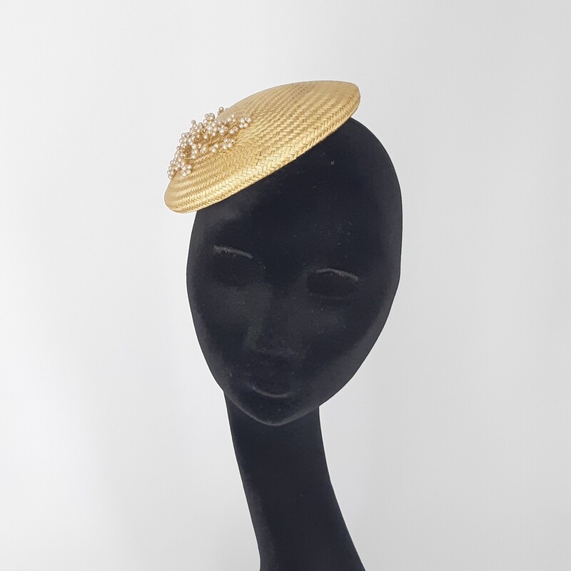 Buntal fascinator met parels