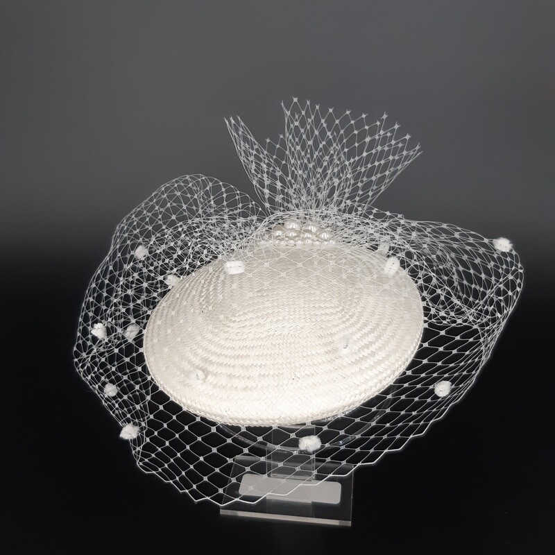 Fascinator voor bruid met voillette en noppen