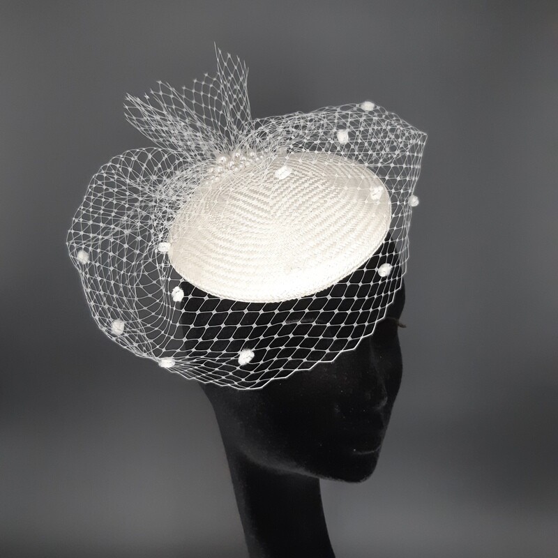 Fascinator voor bruid met voillette en noppen