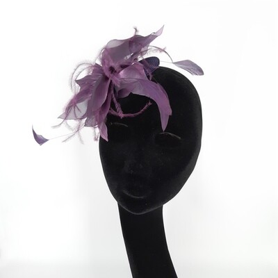 Fascinator met paarse organza bloem en veren
