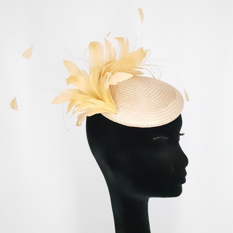 Buntal fascinator in zacht geel roze met fijne veren