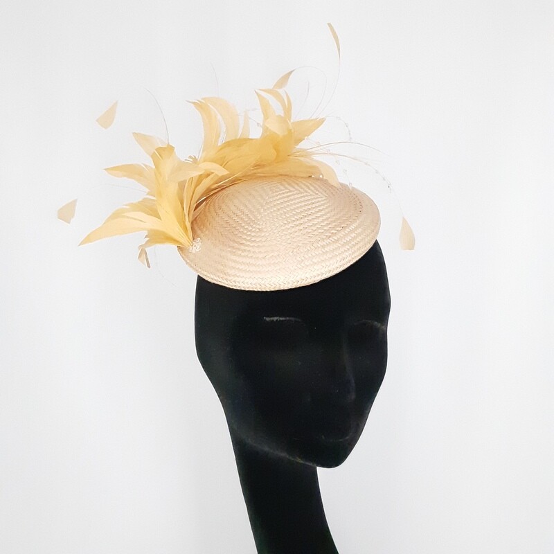 Buntal fascinator in zacht geel met fijne veren