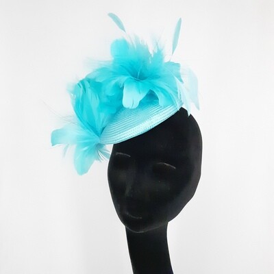 Buntal fascinator in turkoois met weelderige veren