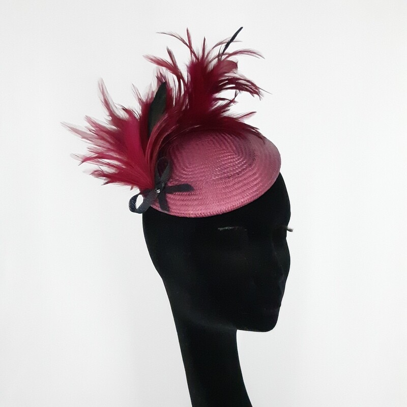 Buntal fascinator in wijnrood met fijne veren