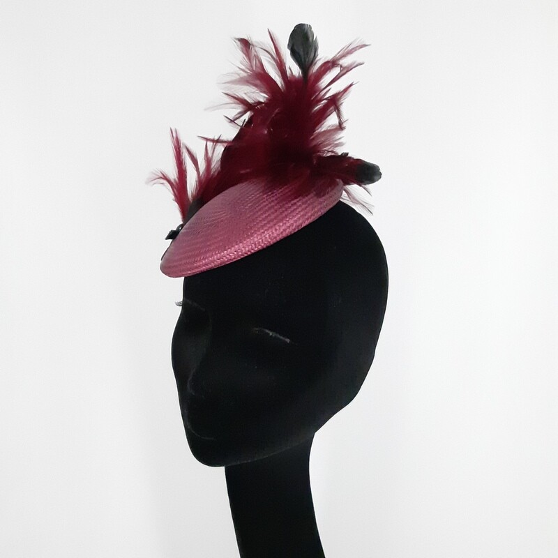 Buntal fascinator in wijnrood met fijne veren