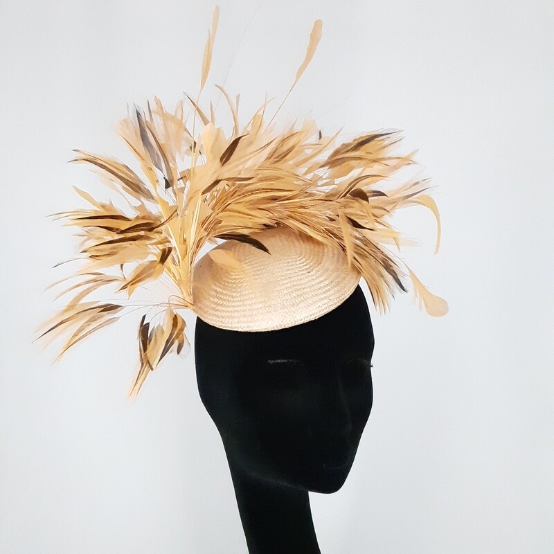 Buntal fascinator in perzik met weelderige veren