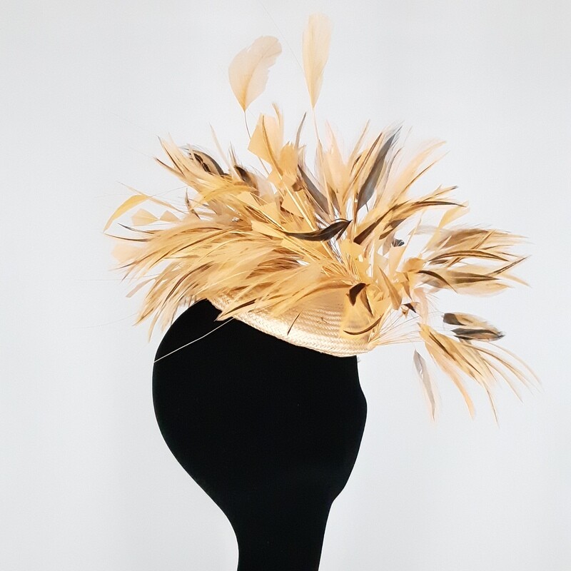 Buntal fascinator in perzik met weelderige veren