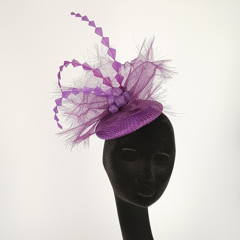 Buntal fascinator in paars met fijne veren en crinoline