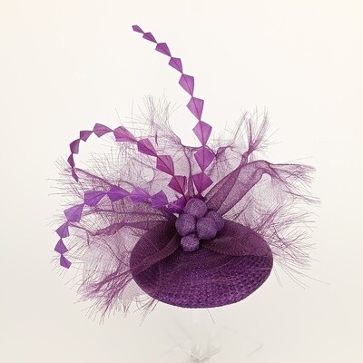 Buntal fascinator in paars met fijne veren en crinoline