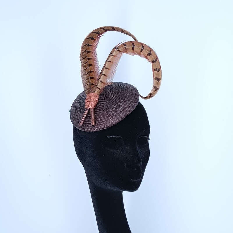 Fascinator - buntal fascinator met 2 fazanten veren