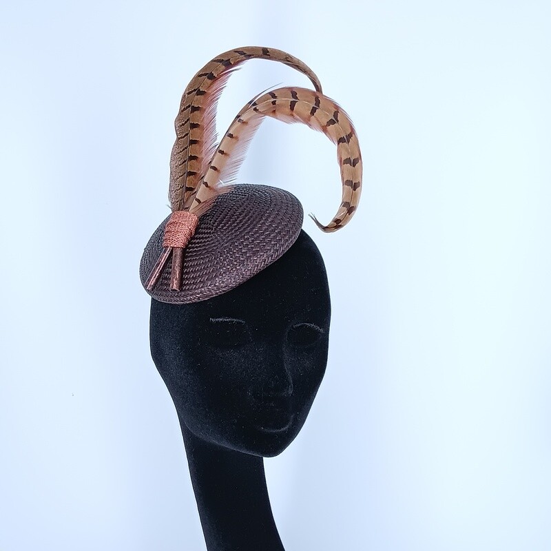 Fascinator - buntal fascinator met 2 fazanten veren
