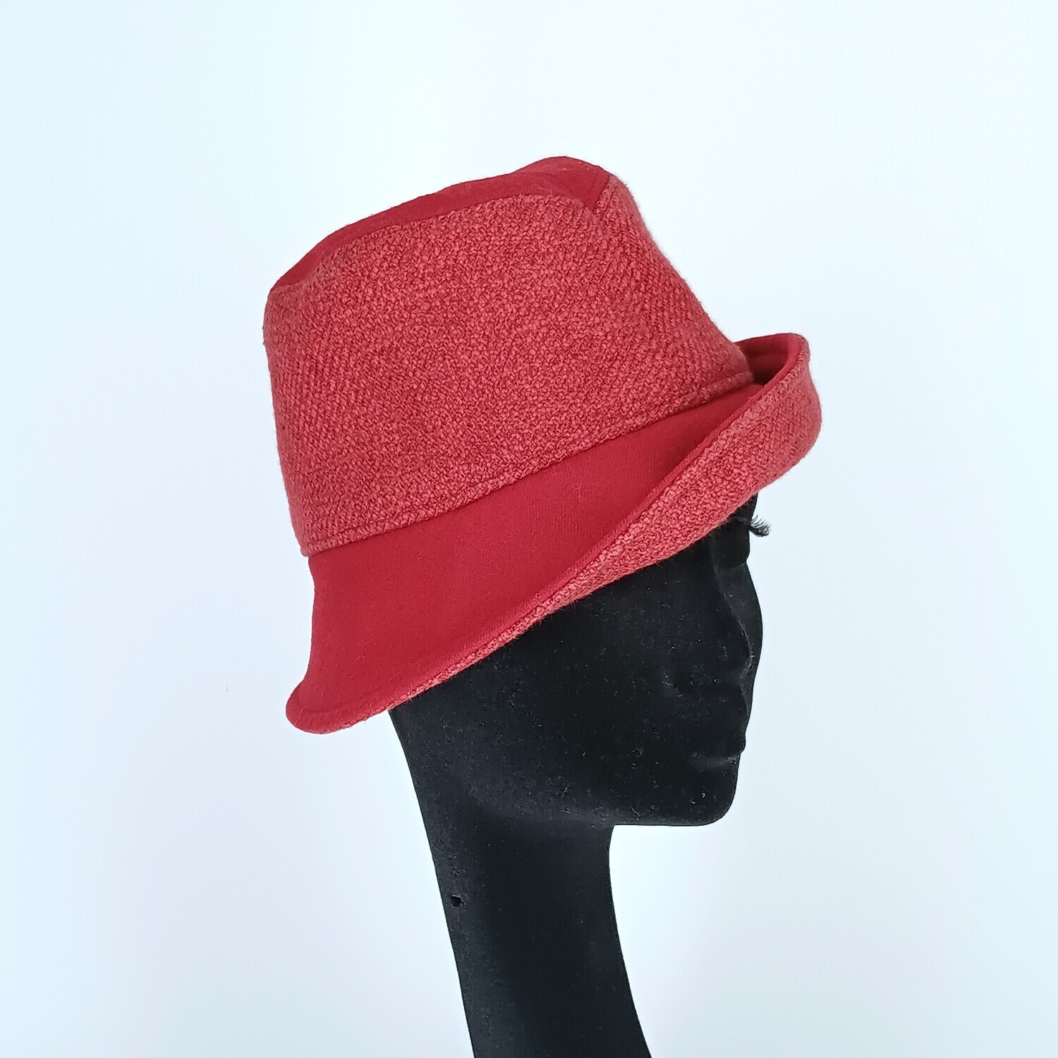 Opvouwbare versatile rood hoedje