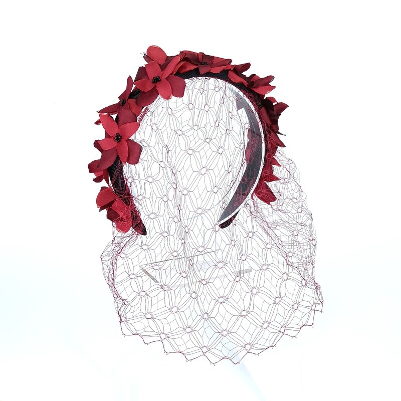 Diadeem met rode bloemetjes en vintage voilette Diadeem met rode bloemetjes en vintage voilette