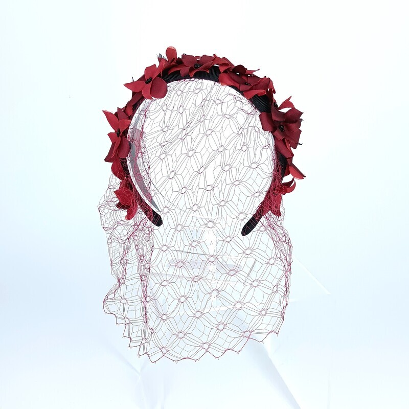 Diadeem met rode bloemetjes en vintage voilette